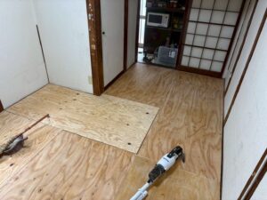尼崎市 床リフォームで構造用合板を全面施工した様子