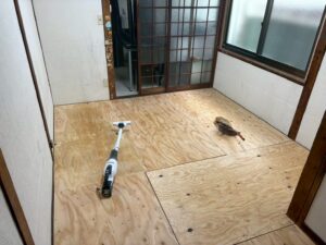 尼崎市 床リフォームで構造用合板を全面施工した様子