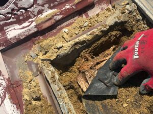 尼崎市の屋根瓦工事で棟を解体した施工中の様子
