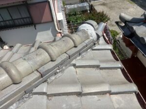 尼崎市の屋根瓦工事前の瓦屋根と棟の状態