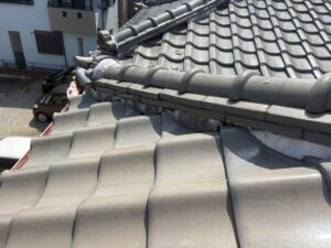 尼崎市の屋根瓦工事前の瓦屋根と棟の状態
