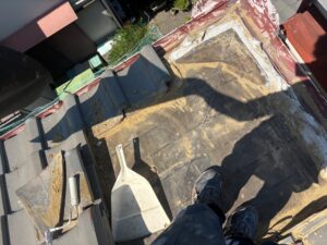 尼崎市の屋根瓦工事で雨漏り部分の漆喰を施工している様子