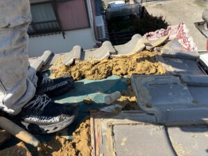 尼崎市の屋根瓦工事で雨漏り部分の漆喰を施工している様子