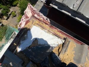 尼崎市の屋根瓦工事で雨漏り部分の漆喰を施工している様子