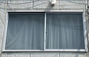 尼崎市 サッシ周り雨漏り修理のコーキング補修施工事例