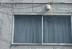 尼崎市 サッシ周り雨漏り修理前の劣化したコーキング部分
