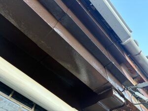 尼崎市で鉄部塗装が完了した庇と雨戸の施工後