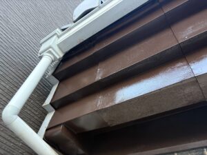尼崎市で鉄部塗装を行った庇の施工後の様子