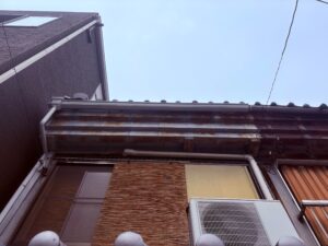 尼崎市で鉄部塗装を行う前の庇のサビや劣化の様子