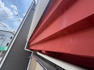 尼崎市で鉄部塗装の錆止め塗装を施工している様子