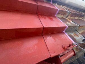 尼崎市で鉄部塗装の錆止め塗装を施工している様子