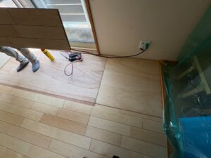 尼崎市 畳からフローリング工事 フローリング施工中