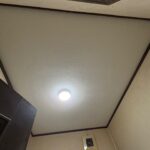 尼崎市で漏水修理工事後に1Fトイレの天井復旧工事が完了した様子