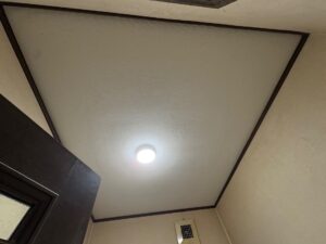尼崎市で漏水修理工事後に1Fトイレの天井クロス施工が完了した様子