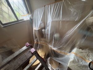 尼崎市で漏水修理工事前に1Fトイレ内を養生している様子