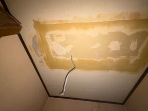 尼崎市で漏水修理工事後に1Fトイレ天井の復旧工事とパテ処理を行った様子