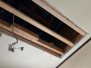 尼崎市で漏水修理工事後に1Fトイレの天井下地を補修した様子