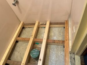 尼崎市 トイレリフォーム｜床組み施工の様子