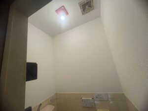 尼崎市 トイレ内装工事 漏水修理後の天井・壁クロス張り替え施工事例