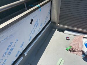 尼崎市 ベランダ腰壁に透湿防水シートを施工した様子