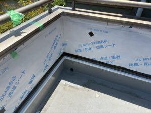 尼崎市 ベランダ腰壁に透湿防水シートを施工した様子