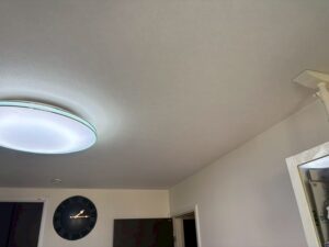 漏水修理後の復旧工事が完了した天井