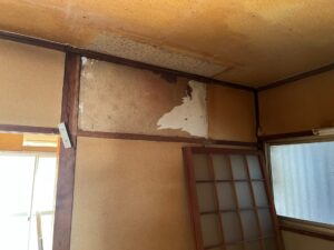 天井クロスの剥がれやシミによる劣化状態