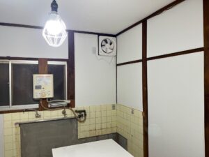 天井クロス張り替えで明るくなった室内