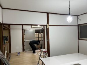 天井クロス張り替え後のきれいな室内