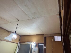 天井クロス張り替えの施工中の様子