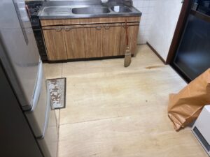 床がふわふわする原因を改善するため構造用合板を施工した様子