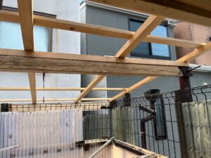 尼崎市 ベランダ屋根波板 下地施工完了
