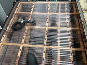尼崎市 ベランダ屋根波板 ポリカ波板施工中