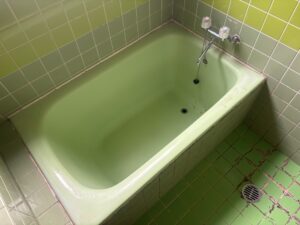 尼崎市の浴槽カラーコーティング施工前の浴室全体