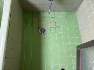尼崎市で風呂床シート張り施工前の劣化した浴室床