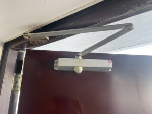 尼崎市のドアクローザーのオイル漏れ