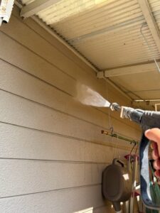 尼崎市 外壁塗装｜外壁の高圧洗浄を行っている様子
