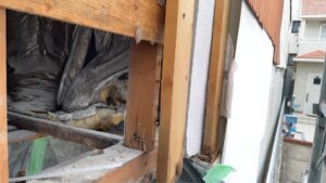 尼崎市 玄関ポーチの外壁を解体した状態
