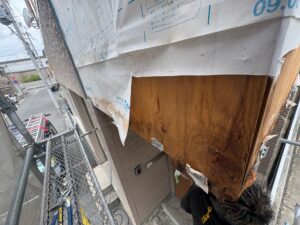 尼崎市 玄関ポーチの外壁を解体した状態