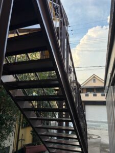 尼崎市で外階段塗装を行った施工後の階段