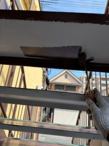 尼崎市の外階段塗装で踏板の裏面を塗装した様子