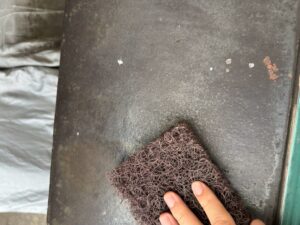 尼崎市の外階段塗装でケレン作業を行っている様子