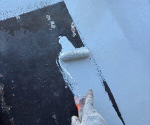 尼崎市の外階段塗装で踏板を塗装している様子