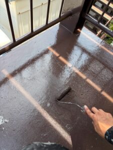 尼崎市の外階段塗装で手すり部分を塗装している様子