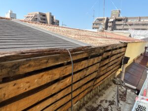 尼崎市 パラペット復旧工事 腐食した木部の施工前