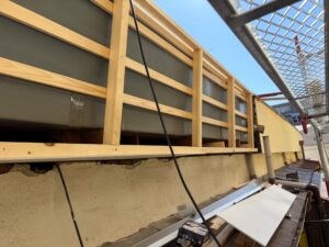 尼崎市 パラペット復旧工事 木下地を組み直している施工中の様子