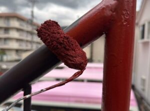 尼崎市の外階段塗装でサビ止め塗装を行っている様子