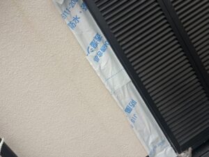 尼崎市 サッシ雨漏り修理 サッシ周りの二次防水処理を施工中