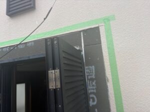 尼崎市 サッシ雨漏り修理 サッシ周りの二次防水処理を施工中