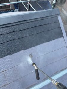 尼崎市のスレート屋根を高圧洗浄している様子